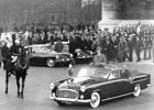 Charles de Gaulle et Georges Pompidou en voiture devant l'Arc de Triomphe, 1959